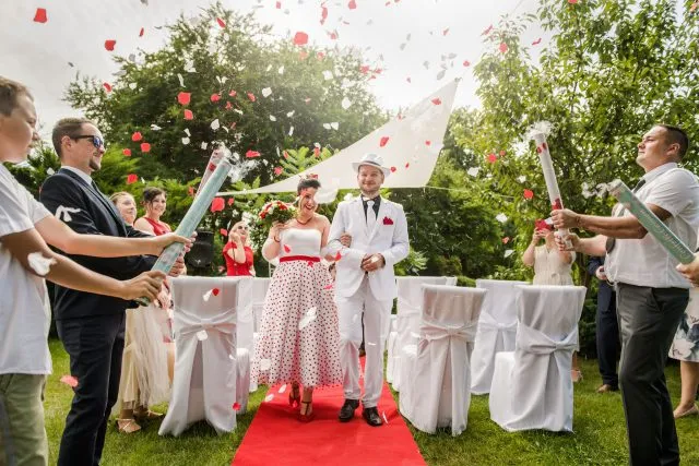 Naturalna fotografia ślubna – metoda na ponadczasowość zdjęć ślubnych